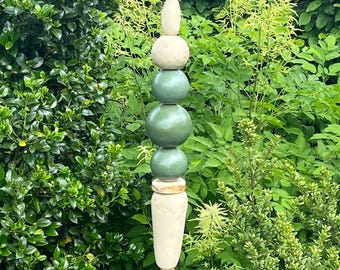 Stèle de jardin moderne en céramique, verte et naturelle | Sculpture de jardin | Stèle artisanale résistante au gel | Pièce unique d'art de jardin | Réalisée sur commande