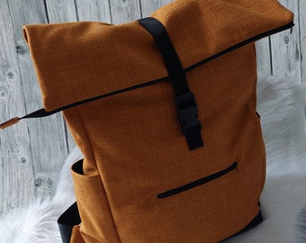 Rucksack (Farbbeispiel ocker) aus Polstercanvas, EINZELSTÜCK, Rolltop