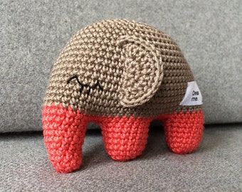 Petit éléphant au crochet pour se câliner