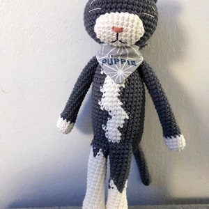 Chat à câliner, crocheté et très ludique avec son nom sur le foulard image 5