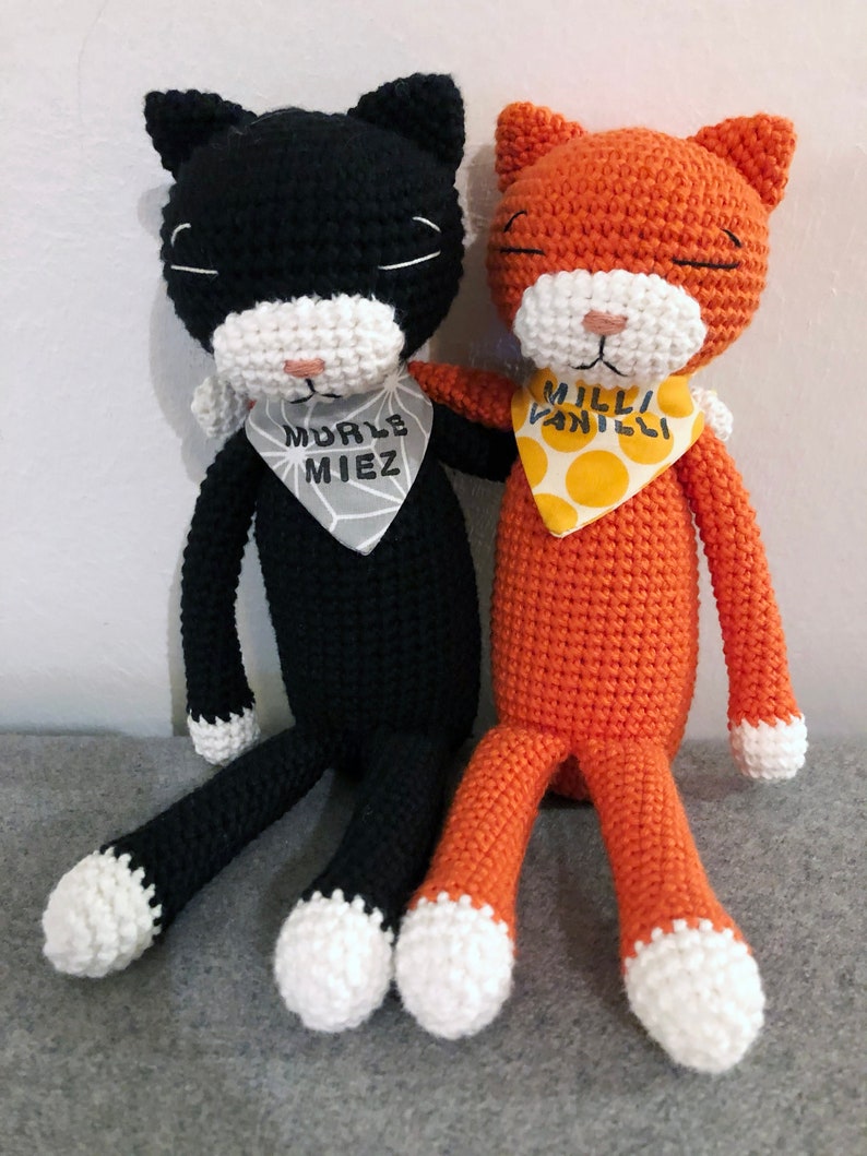 Chat à câliner, crocheté et très ludique avec son nom sur le foulard image 2