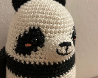 Lola, le panda géant crocheté, pour se câliner