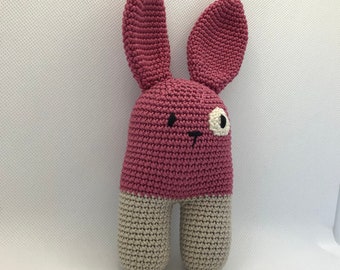 Petit lapin crocheté avec hochet pour câliner et secouer, pince