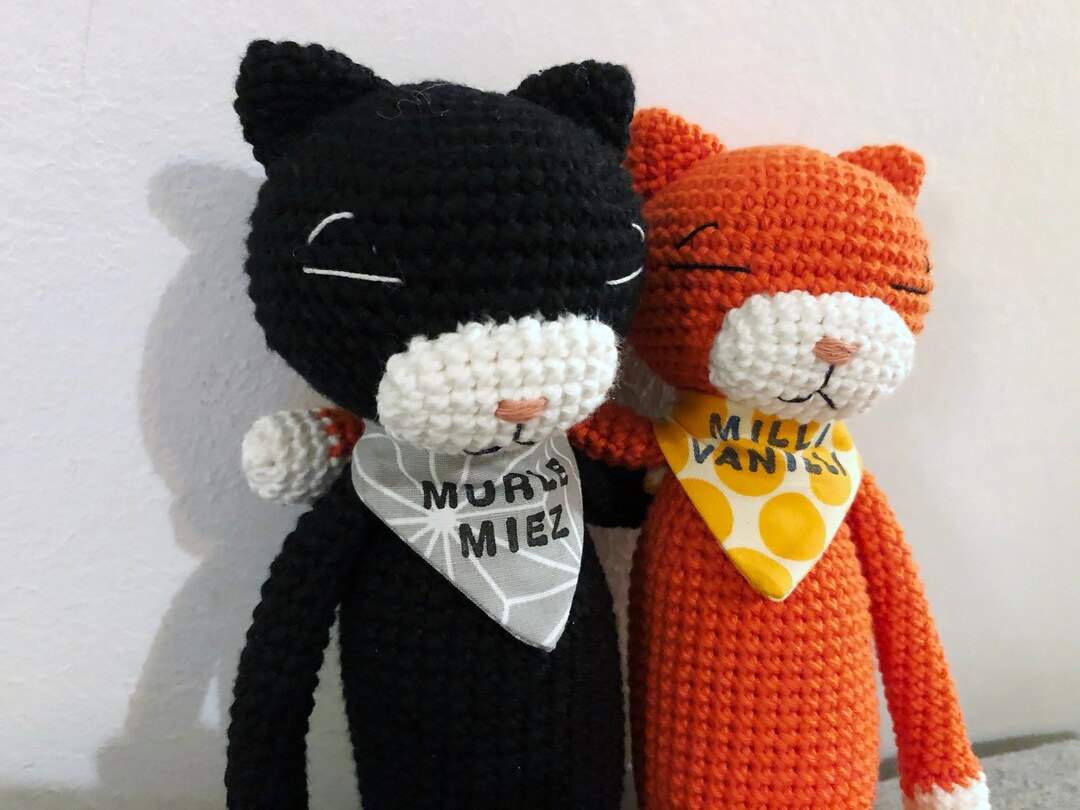 Wie Bringe Ich Meine Katze Zum Kuscheln Katze zum Kuscheln, gehäkelt und sehr verspielt mit Name auf Halstuch