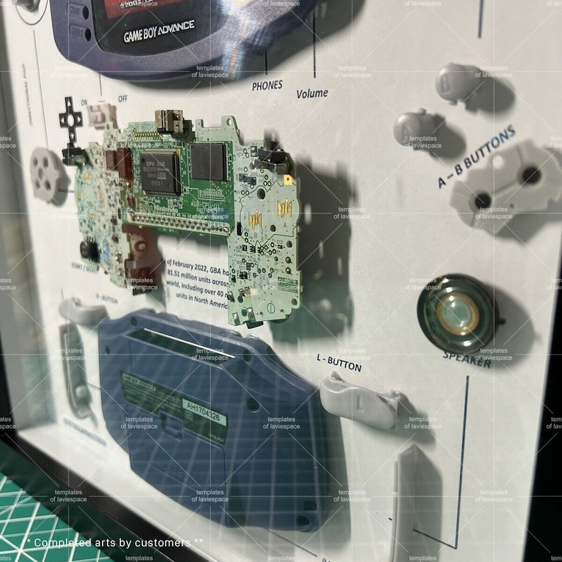 Może przedstawiać: Zbliżenie na rozebraną konsolę Game Boy Advance. Widoczna jest płyta gł&oacute;wna, głośnik, przyciski i inne komponenty. Konsola jest wyświetlana na białym tle z tekstem "Completed arts by customers".