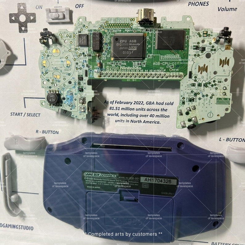 Może przedstawiać: Zbliżenie na rozebraną konsolę do gier przenośną Game Boy Advance. Widoczna jest płyta gł&oacute;wna, przyciski i ekran. Na płycie nadrukowany jest tekst "As of February 2022, GBA had sold 81.51 million units across the world, including over 40 million units in North America.". Konsola jest niebieska i szara.