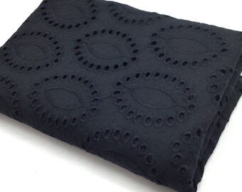 Baumwolle mit Lochstickerei | SCALLOPS | schwarz | ab 50 cm