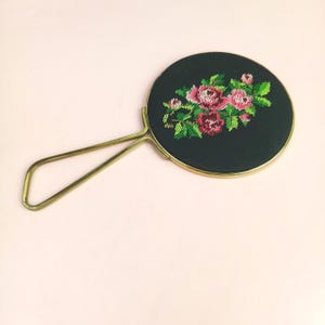 Vintage Handspiegel Gold 1950er | Taschenspiegel mit Rosen & Petit‑Point Stickerei | Nostalgisches Accessoire