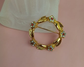 vintage ACONDA Kranz Brosche Gold mit Blumen und rotem Strass, alter Modeschmuck, Geschenk für Freundin, Schwester, Mutter, Anstecknadel