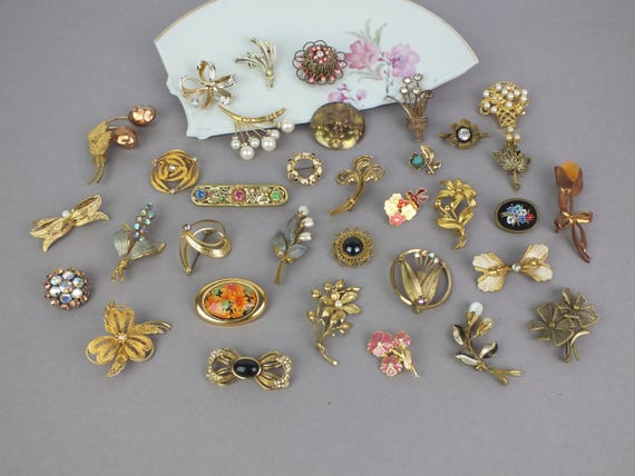 Vintage Brosche aus goldenem Metall – Retro Anstecknadel, eleganter Modeschmuck, Geschenk für Sie
