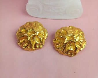 larger vintage ear clips with structure in gold, round earrings, older costume jewelry, gift for women, girlfriend, mother