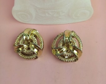 golden vintage ear clips by LISNER, fashion jewelry, round earrings, gift for women, girlfriend, sister, mother, aunt