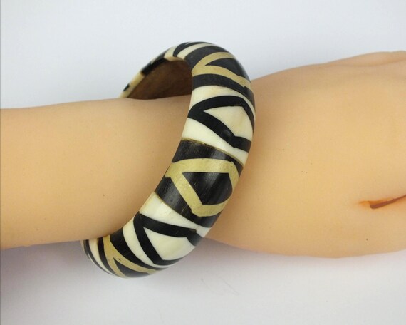 Wuchtiger Vintage Holz und Horn Damen Armreif mit Einlegearbeit, Retro Modeschmuck