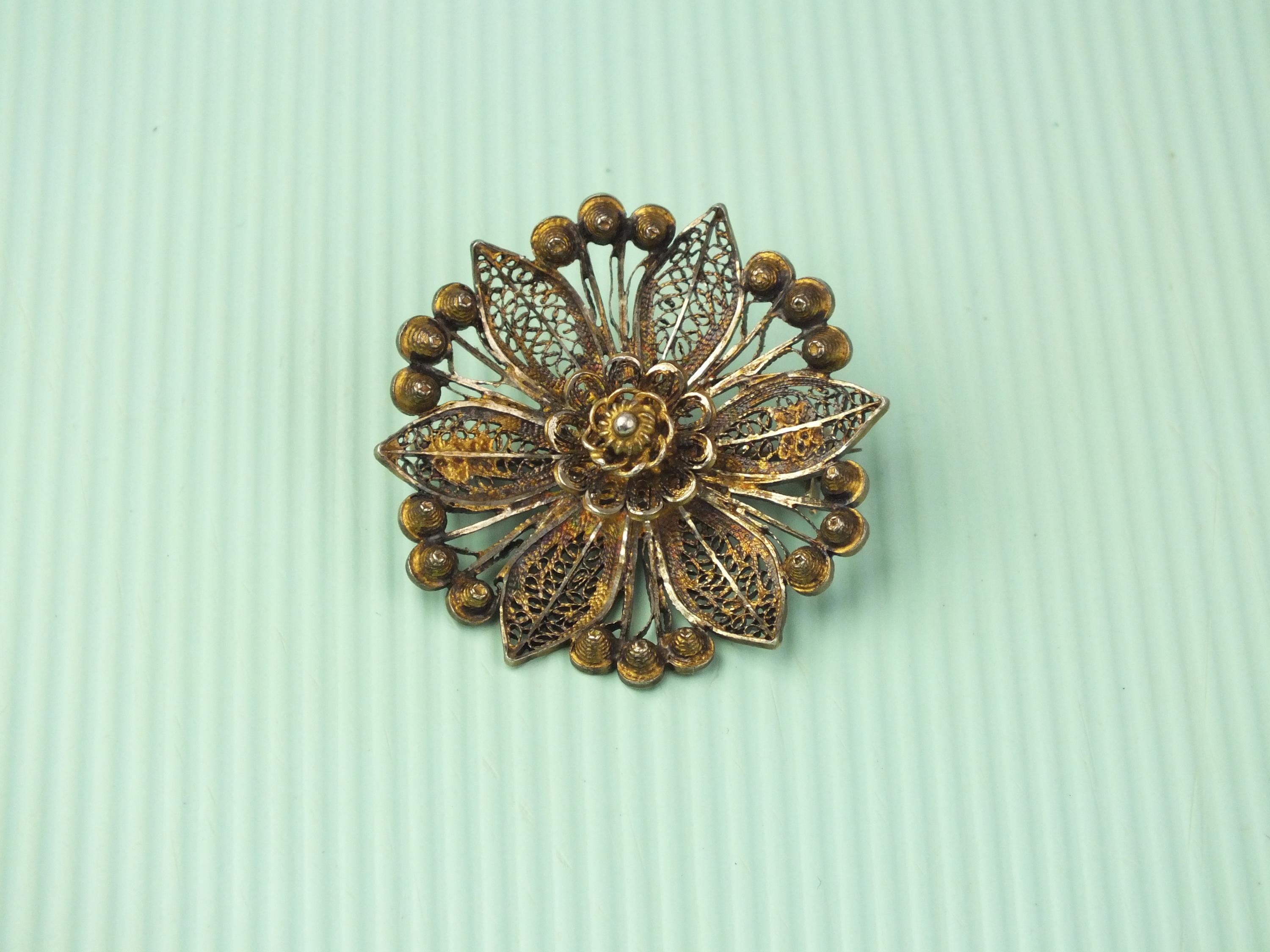 アンティーク 800 シルバー フラワー ブローチ 繊細な金メッキ - 古い