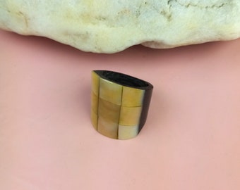 vintage ring mother of pearl shell/horn, finger ring beige/black, statement, old jewelry, gift for girlfriend/daughter/mother