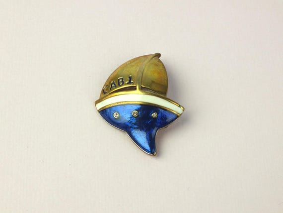 Vintage Schiff Brosche CAB 1 – Segelboot Anstecknadel mit blauer Emaille, maritimer Retro Modeschmuck