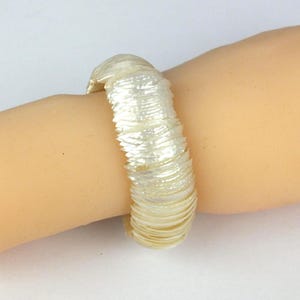 Vintage Armband mit heller Perlmutt Muschel - flexibler Armreifen - Retro Modeschmuck