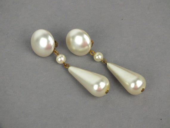 Hängende Vintage Ohrclips mit Perlen • goldene Damen Ohrringe ohne Ohrlöcher • Retro Modeschmuck