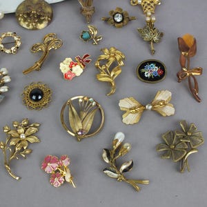 Vintage brooch made of gold-colored metal – retro pin, elegant fashion jewelry, gift for her image 6