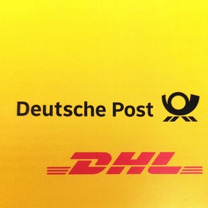 K&ouml;nnte beinhalten: Ein leuchtend gelber Hintergrund mit den Logos von Deutsche Post und DHL. Das Logo von Deutsche Post ist schwarz, mit dem Text "Deutsche Post". Das DHL-Logo ist rot.