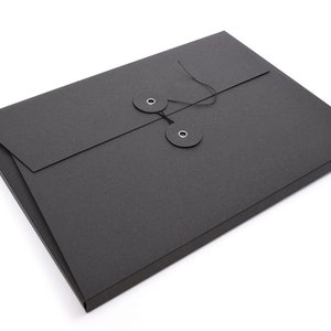 Cartella con chiusura a cordoncino, cartella documenti, cartella scrittura, cartella seminari, cartella sostenibile, carta riciclata, cartella A4