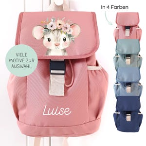 Könnte beinhalten: Rosa Rucksack mit einer Maus-Illustration, die einen Blumenkranz trägt. Der Rucksack hat einen Klappverschluss, Seitentaschen und den Namen "Luise" auf der Vorderseite. Zusätzliche Farboptionen werden gezeigt. Text: "Viele Motive zur Auswahl".
