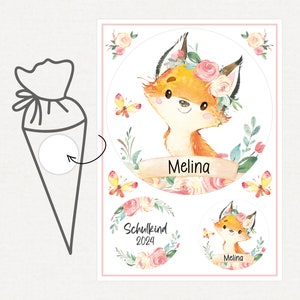 Könnte beinhalten: Ein Set mit drei bedruckbaren Aufklebern mit einem niedlichen Comic-Fuchs mit einer Blumenkrone. Die Aufkleber sagen "Melina" und "Schulkid 2024".
