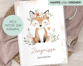 Könnte beinhalten: Ein transparenter Kunststoffordner mit einer Aquarellillustration eines Fuchses mit Blumenkranz. Der Text "Zeugnisse" und "Adina Richter" sind in einer Schreibschrift geschrieben. Der Ordner liegt auf einer gewebten Oberfläche mit dem Text "VIELE MOTIVE ZUR AUSWAHL".