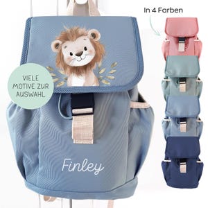 Könnte beinhalten: Hellblauer Rucksack mit Löwenillustration und dem Namen "Finley" in weißer Schrift. Der Rucksack hat einen Klappverschluss, Seitentaschen und verstellbare Träger. Das Bild zeigt den Rucksack auch in Rosa, Türkis, Hellblau und Marineblau.