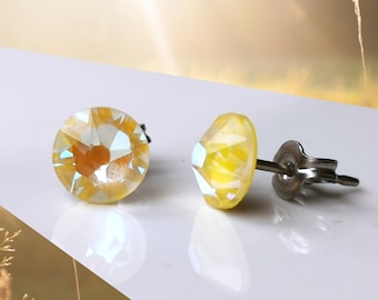 サンシャインイエロークリスタルチタンスタッドイヤリング：低刺激性、ニッケルフリー（6.5 mm）