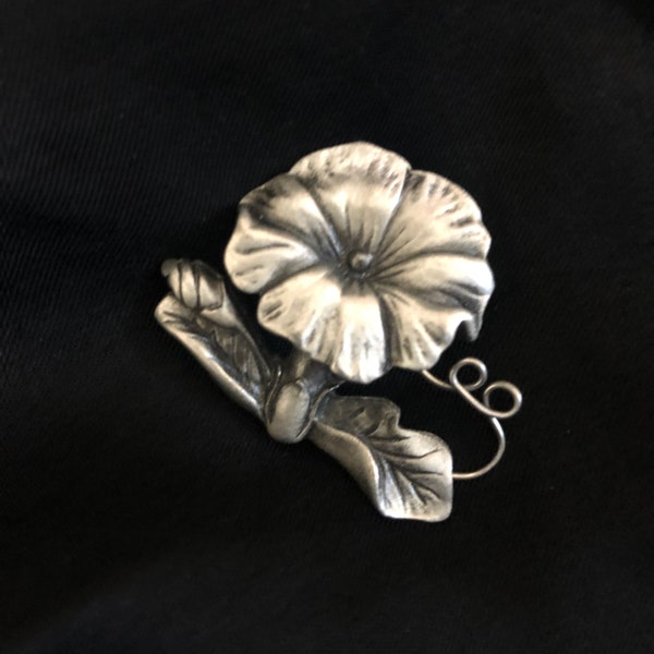 Beautiful and very well made dark silvertone matte shine detailed flower brooch in mint vintage condition 3 x 3.9 cm