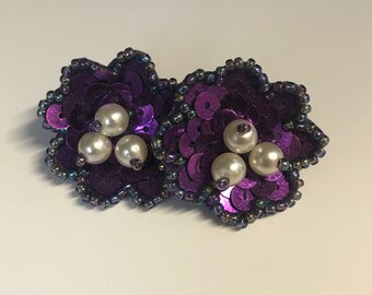 Boucles d'oreilles vintage violettes paillettes et perles de verre, jamais portées comme neuves