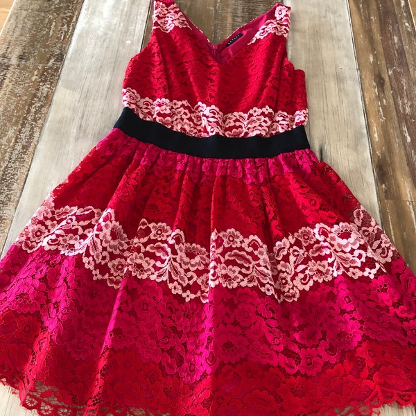 Rot rosa Kleid Marke SISLEY mit Blüten Spitze verziert Damenkleid