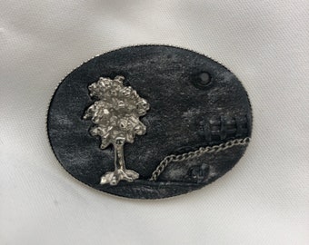 Broche paysage en métal argenté fabriqué à la main, magnifiquement décorative, unique