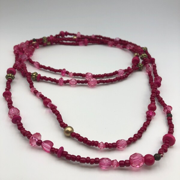 Flapper Halskette Vintage Glasperlen und Lucite Perlen verzierte 200 cm lange !!! Himbeere Farbe Hippie Girl Kette