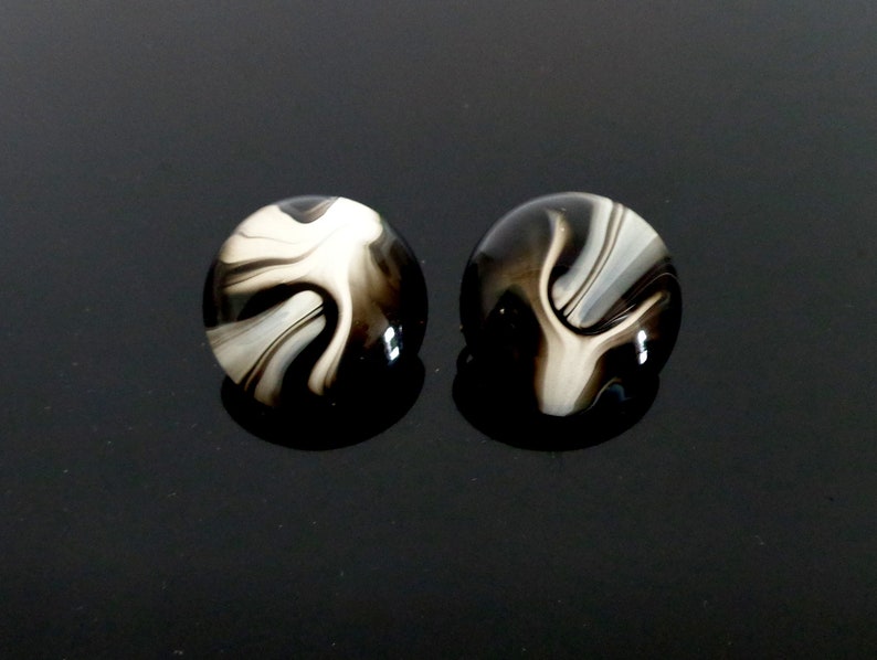 Beautiful marbled black white grey Pucci Era Plastic Clip Earrings in very good vintage condition 2.8 cm \u00d8