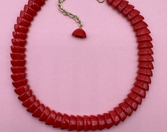 Rote Lola Halskette Vintage 1970s rote Lucite verzierte Hauch leichte, wunderschöne Lippenstift rote Collier Kette