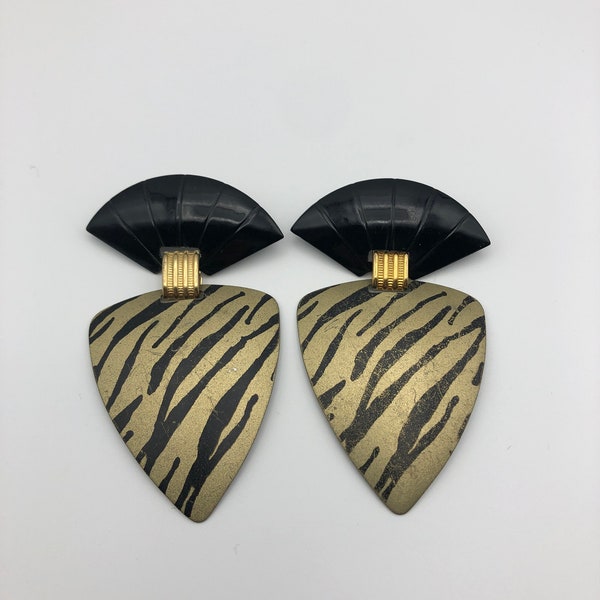 Große Leichtmetall Ohrringe Door-knocker Stil schwarz und Goldfarbe emaillierte Vintage 1970s Boho Era Ohrstecker Ohrringe 7.5 cm lang