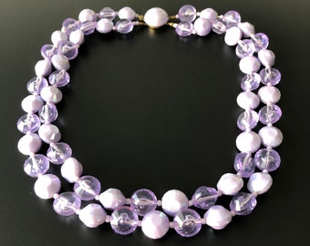 Collier Lucite violet magnifique Vintage des années 1960 lilas fonds violet couleur double brin collier chaîne Autriche marqué très joliment ornant