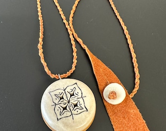 Collier pendentif en bois vintage hippie époque chaîne en cuir avec bois d’olivier sculpté à la main réversible