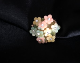 Bezaubernd schöne - Vintage 1960s klare Strass verzierte Lucite Blümchen in Pastell Farben - 2 cm Ø kleine & feine Anstecker Brosche