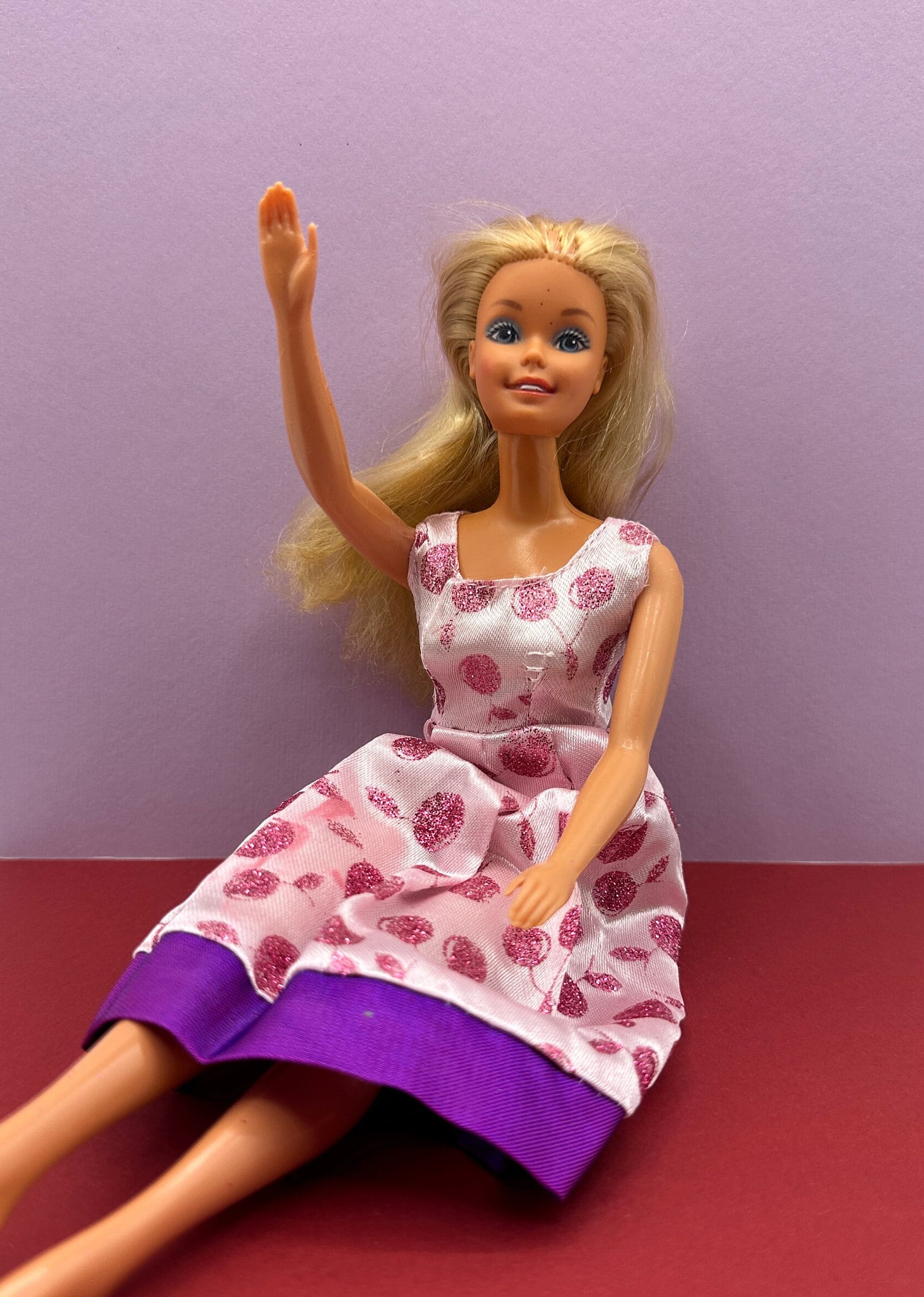 Barbie Femme Vêtue D'une Robe Argentée Rose à La Mode Avec Une