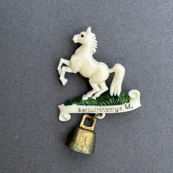 Germany Souvenir Brosche Aschaffenburg Pferd mit Glocke Zelluloid Celluloid Pin Brosche