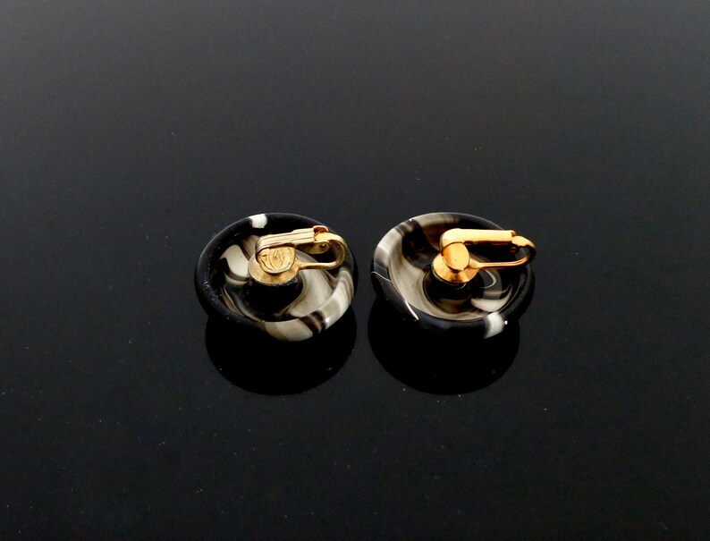 Beautiful marbled black white grey Pucci Era Plastic Clip Earrings in very good vintage condition 2.8 cm \u00d8