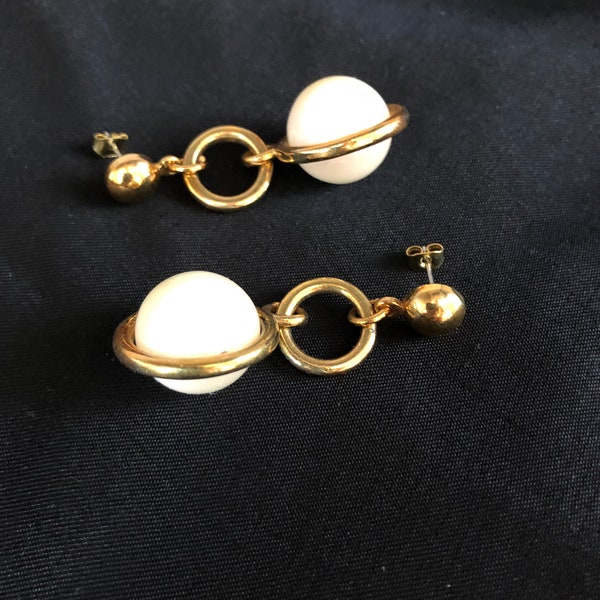 Zeitlos schöne und elegante, vintage 1980s große weiße Glasperlen Perlen verzierte Hängeohrringe Ohrstecker Ohrringe