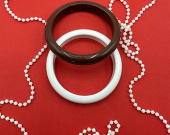2 vintage bangles in brown and white with a light, 145 cm long Lucite necklace