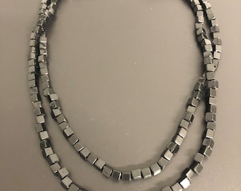 Quadratische Perlen Halskette wunderschöne, lange schwarze Lucite Perlen Vintage 1970s Boho Era Kette