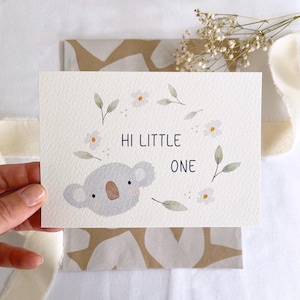 Karte zur Geburt "Hi Little One" Koala Aquarell Postkarte A6 Neugeborenes Baby Grußkarte Geschenk zur Geburt Geburtskarte