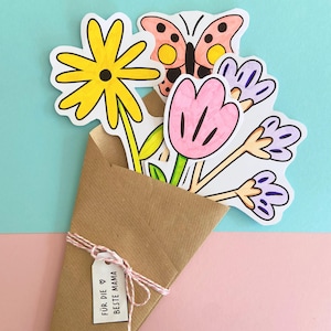 Könnte beinhalten: Ein handgezeichneter Blumenstrauß aus Papierblumen und einem Schmetterling, verpackt in braunem Papier. Der Strauß ist mit rosa-weißem Garn gebunden, und ein kleines Etikett lautet "FÜR DIE BESTE MAMA."