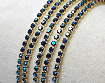 Vergulde bekerketting met metallic blauwe kristallen strasssteentjes, SS6, 2 mm